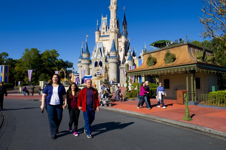 Renato Aragão com Lilian e Lívian na Disney