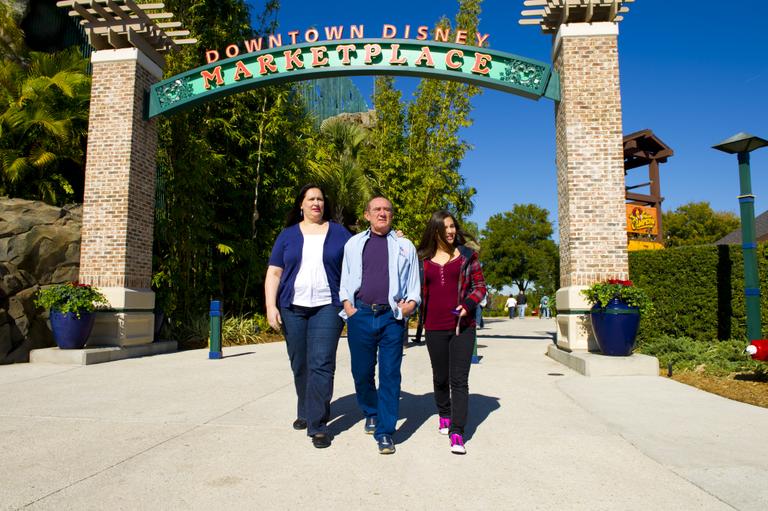 Renato Aragão com Lilian e Lívian na Disney