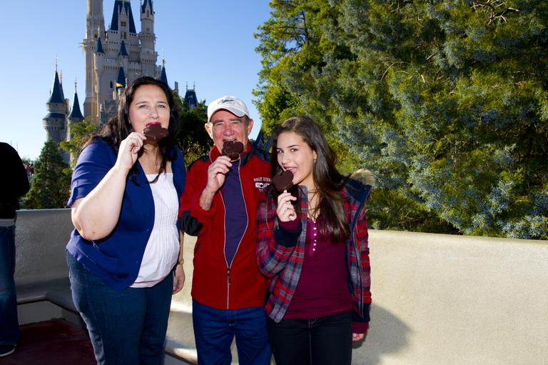 Renato Aragão com Lilian e Lívian na Disney