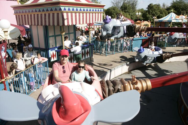 Tom Cavalcante com a filha na Disney