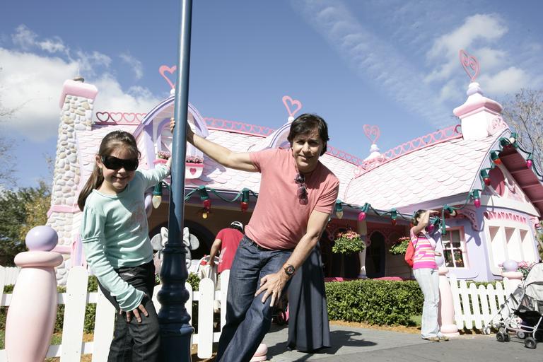 Tom Cavalcante com a filha na Disney