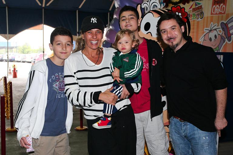 Adriane Galisteu com o filho Vittorio e o marido Alexandre Iodice e com os sobrinhos Matheus e Nicholas