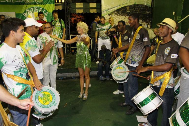 Antonia Fontenelle é coroada rainha da bateria da Mocidade