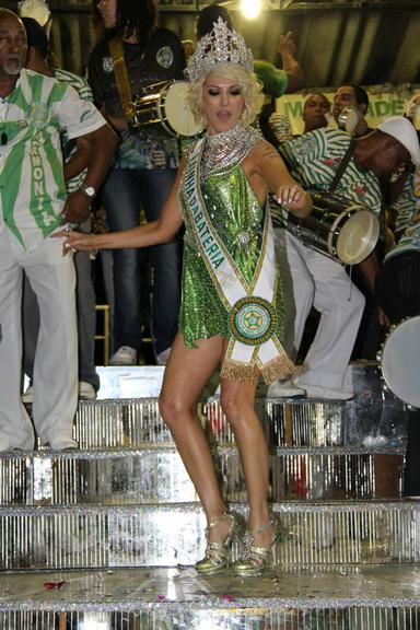 Antonia Fontenelle é coroada rainha da bateria da Mocidade