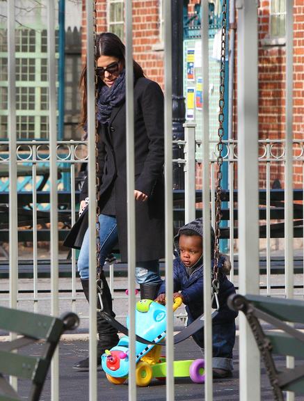 Sandra Bullock com o seu filho Louis em Nova York