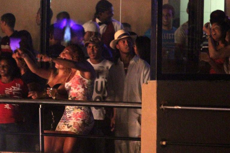 Ronaldinho Gaúcho é fotografado cercado de mulheres em show no Rio