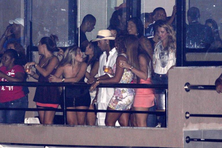 Ronaldinho Gaúcho é fotografado cercado de mulheres em show no Rio