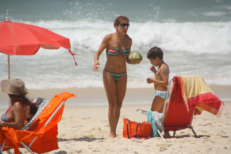 Nivea Stelmann e Miguel na praia