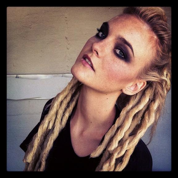 Caroline Trentini adere aos dreadlocks