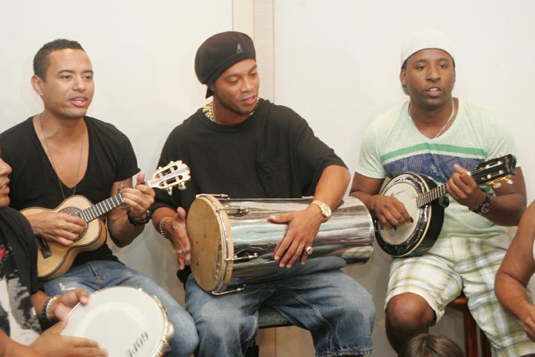 Ronaldinho Gaúcho com o grupo Samba Pra Gente