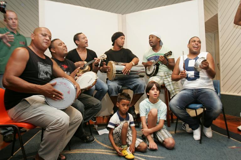 Ronaldinho Gaúcho com o grupo Samba Pra Gente