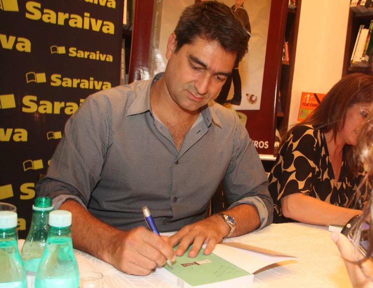 Zeca Camargo autografa livro