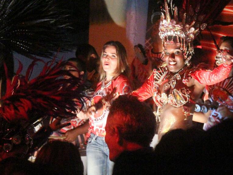 Monique Alfradique mostra samba no pé em festa de 'Fina Estampa'