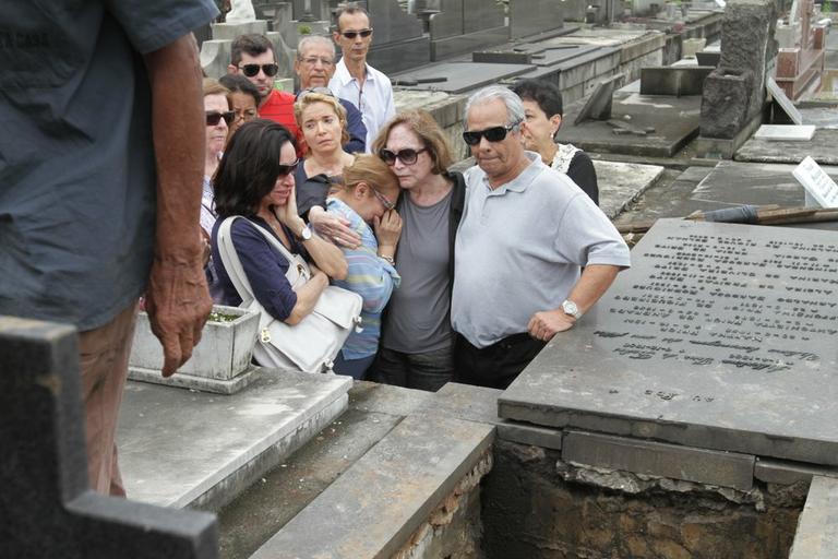 Nathalia Timberg e Totia Meirelles dão adeus à Sérgio Britto. Ator e diretor foi enterrado na manhã deste domingo, 17, no Cemitério do Cajú