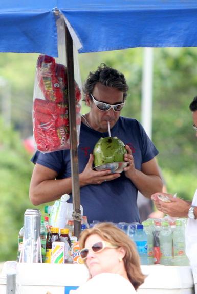 Famosos aproveitam o domingo de sol