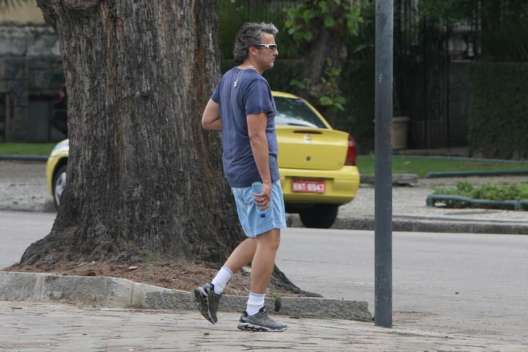 Famosos aproveitam o domingo de sol