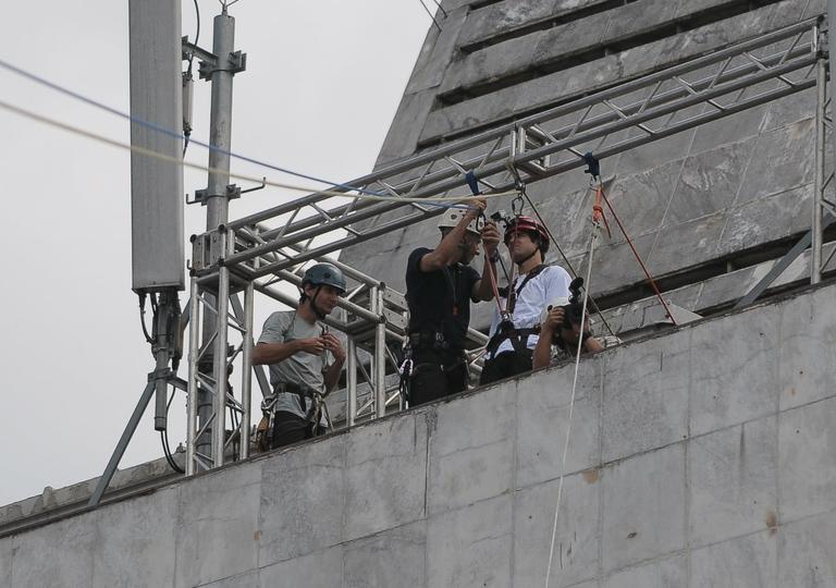 Caio Castro salta de tirolesa em prédio da Avenida Paulista, em São Paulo