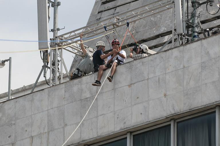 Caio Castro salta de tirolesa em prédio da Avenida Paulista, em São Paulo