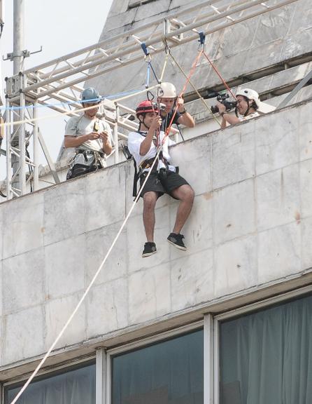 Caio Castro salta de tirolesa em prédio da Avenida Paulista, em São Paulo