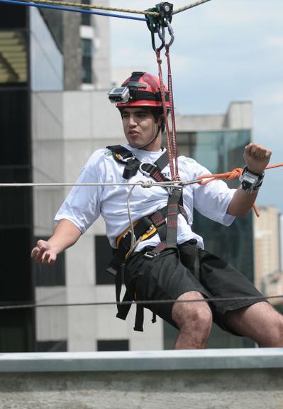 Caio Castro salta de tirolesa em prédio da Avenida Paulista, em São Paulo