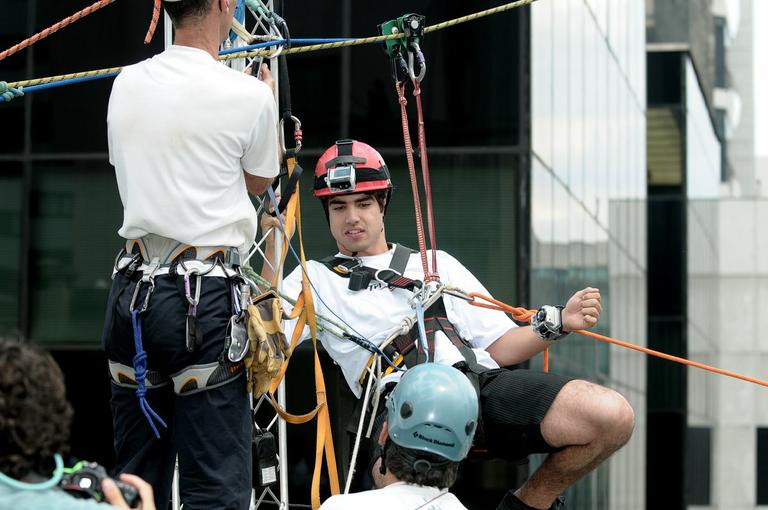 Caio Castro salta de tirolesa em prédio da Avenida Paulista, em São Paulo