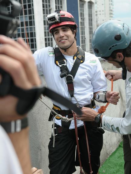 Caio Castro salta de tirolesa em prédio da Avenida Paulista, em São Paulo