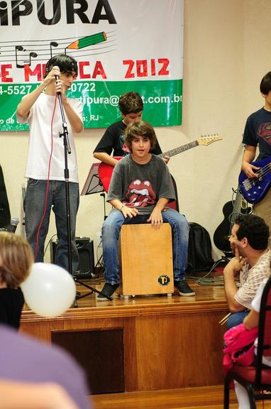 Fernanda Torres tieta apresentação da banda do filho mais velho