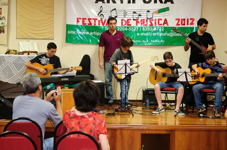 Fernanda Torres tieta apresentação da banda do filho mais velho