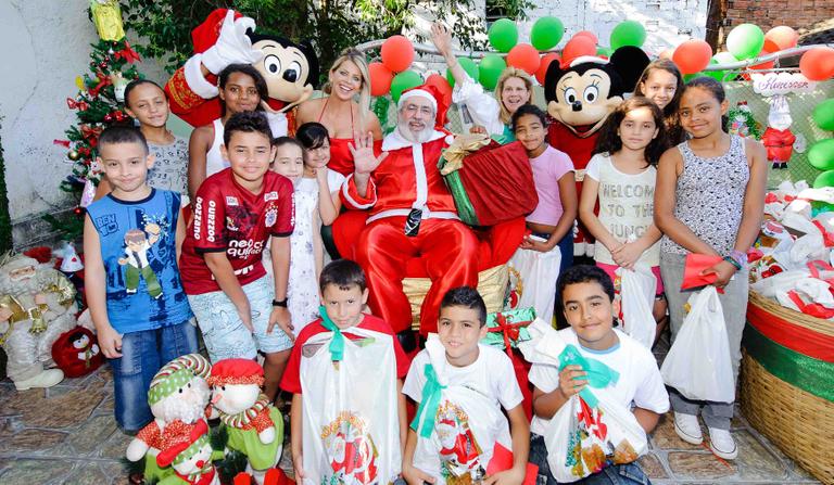 Karina Bacchi participa da festa de Natal da ONG Florescer