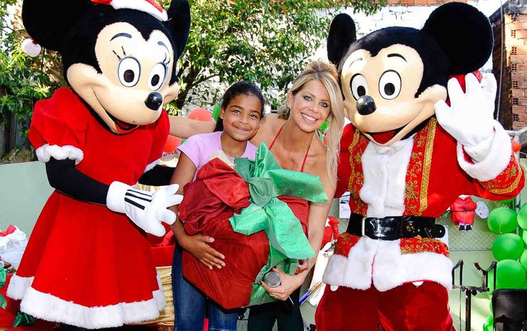 Karina Bacchi participa da festa de Natal da ONG Florescer