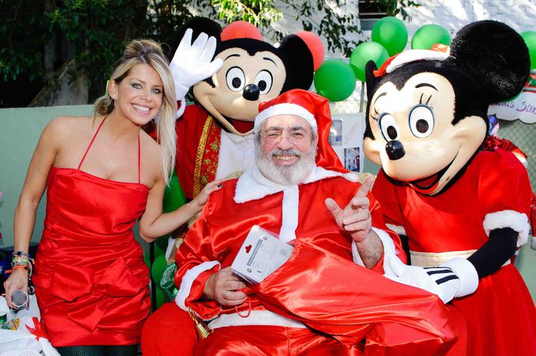 Karina Bacchi participa da festa de Natal da ONG Florescer