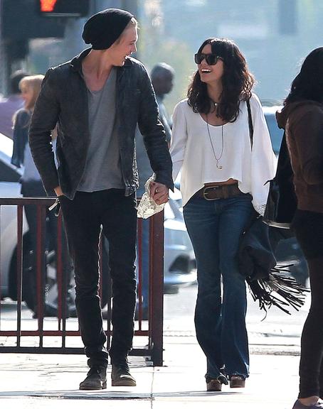 Vanessa Hudgens aos beijos com ator Austin Butler em Los Angeles