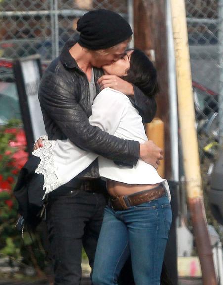 Vanessa Hudgens aos beijos com ator Austin Butler em Los Angeles