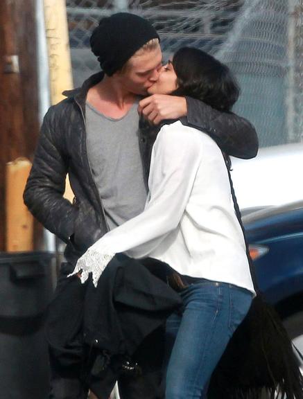 Vanessa Hudgens aos beijos com ator Austin Butler em Los Angeles