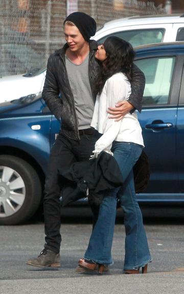 Vanessa Hudgens em passeio romântico com o ator Austin Butler em Los Angeles