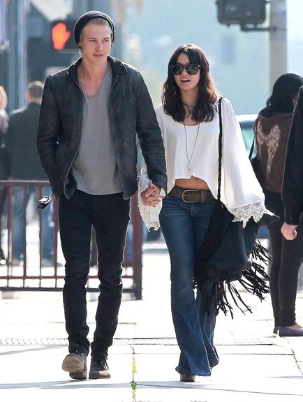 Vanessa Hudgens em passeio romântico com o ator Austin Butler em Los Angeles