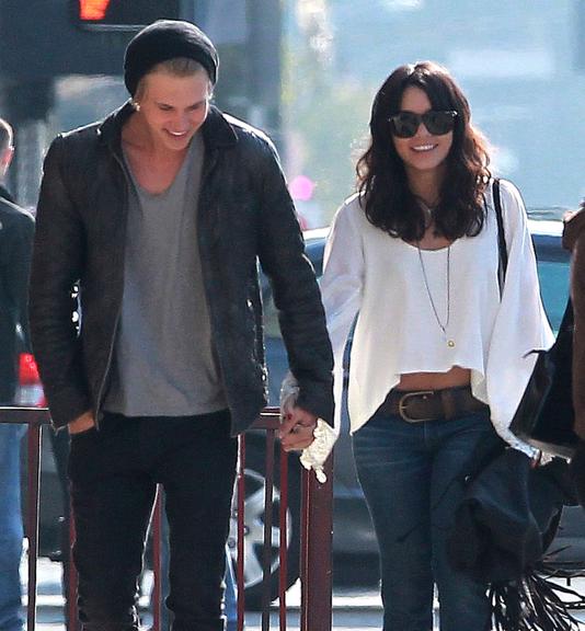 Vanessa Hudgens em passeio romântico com o ator Austin Butler em Los Angeles