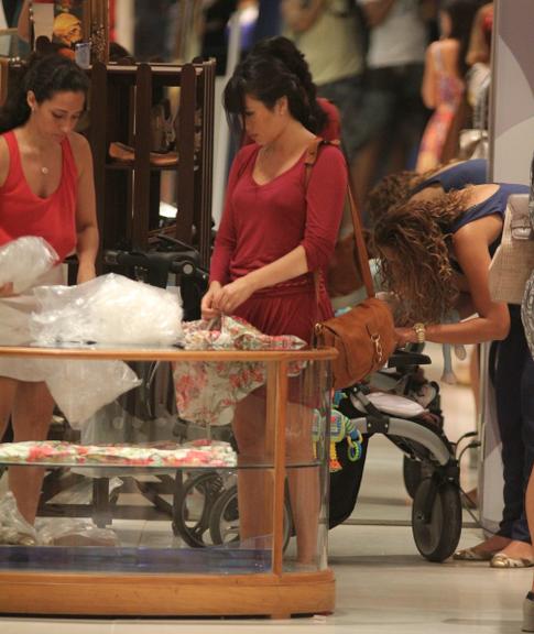 Daniele Suzuki faz compras no Rio de Janeiro