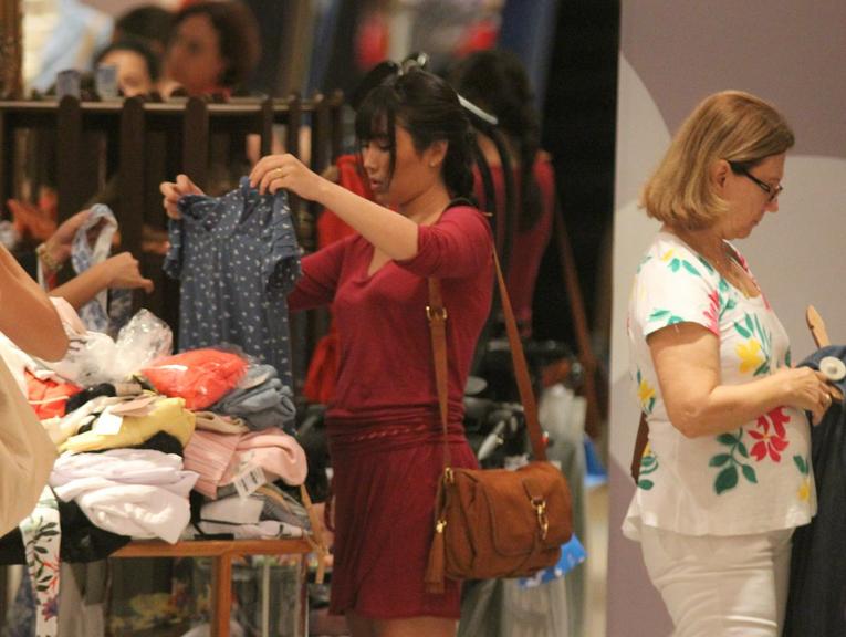 Daniele Suzuki faz compras no Rio de Janeiro