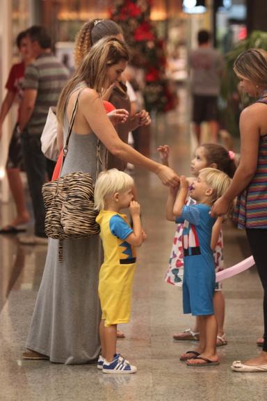 Fernanda Lima com os filhos João e Francisco