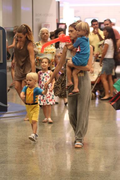 Fernanda Lima com os filhos João e Francisco