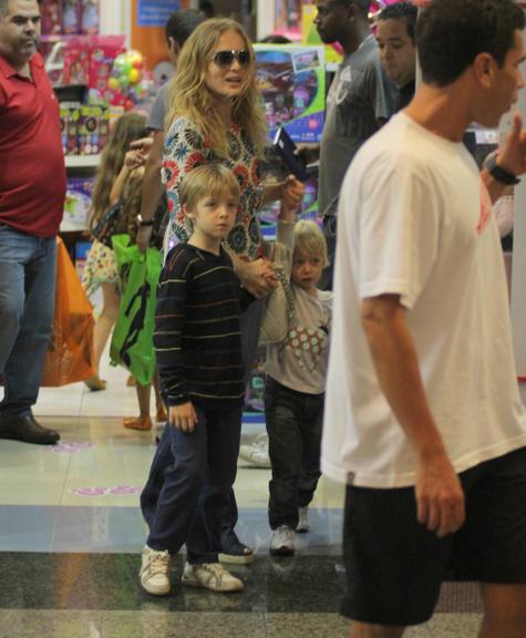 Angélica com os filhos Joaquim e Benício