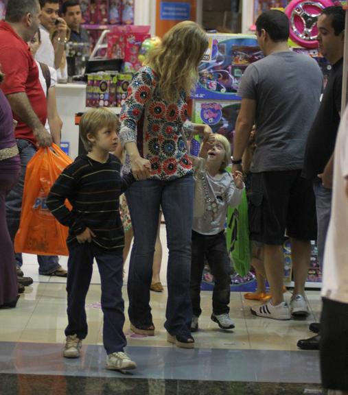 Angélica com os filhos Joaquim e Benício