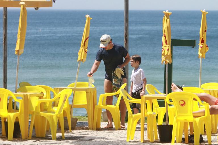 Murilo Benicio e Pietro na praia