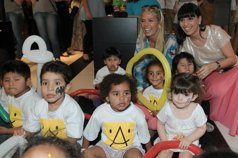 Adriane Galisteu com os pequenos da Fundação Ação Criança