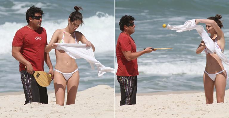 Bruno De Luca e Priscila Machado são fotografados na Barra da Tijuca enquanto jogavam frescobol no dia 20 de setembro. Essa foi a primeira aparição pública juntos após o início do namoro