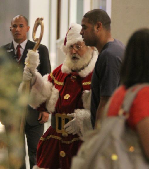 Adriano passeia com os filhos no Rio