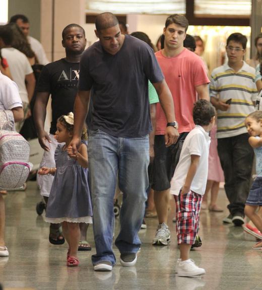 Adriano passeia com os filhos no Rio