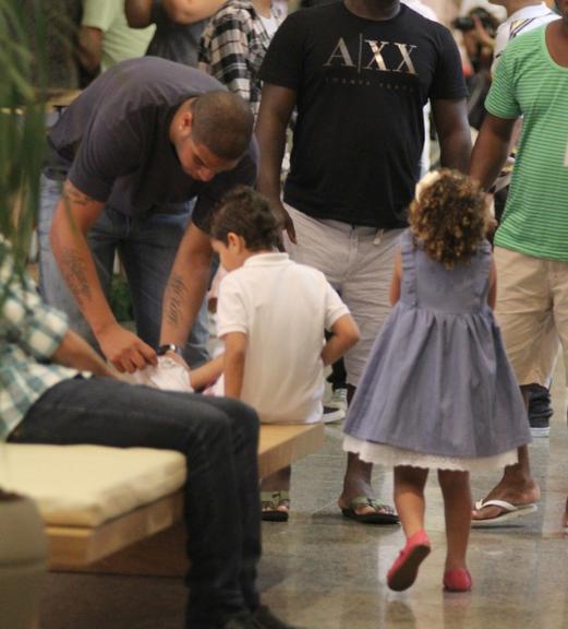 Adriano passeia com os filhos no Rio