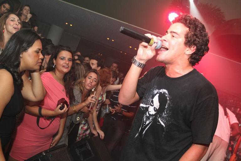 Thiago Martins se apresenta com o Trio Ternura